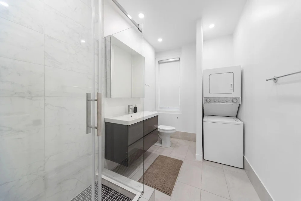 Spacious Renovated Apartment Sleeps 12