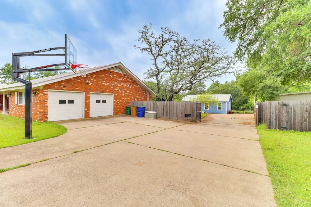 12 Mi to Dtwn: Austin Guest Cottage w/ Pool Access