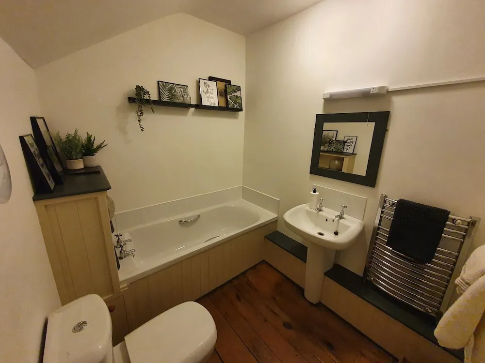 Llangollen 1-Bed Cottage Sleeps 2 with Parking