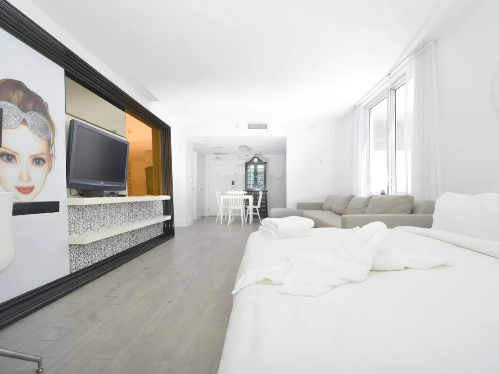 Miami World Rental - Mondrian 401