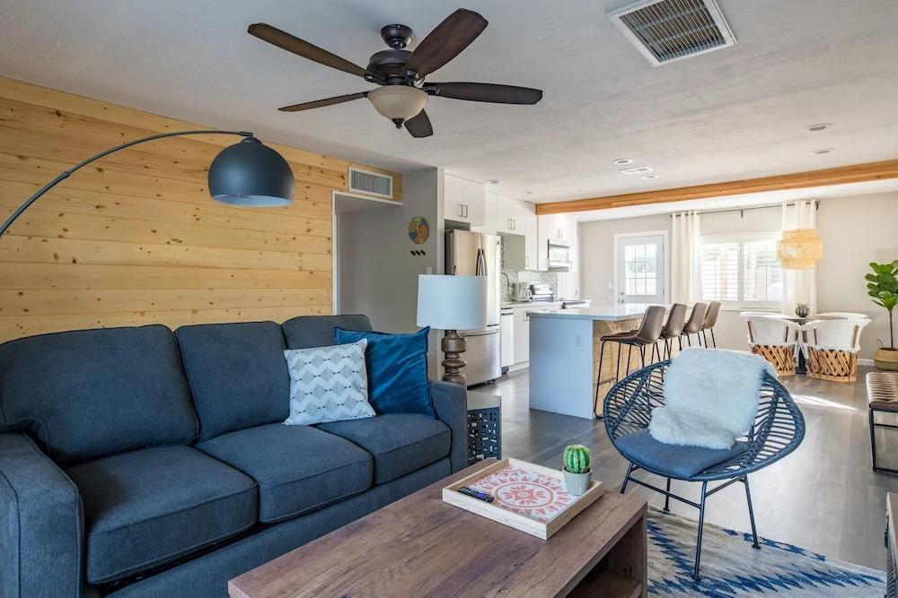 4BR Remodeled Classic near Old Town by WanderJaunt