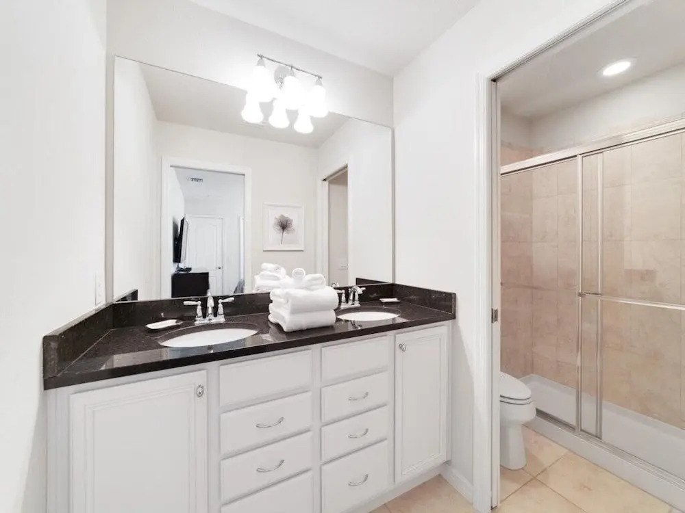 Spacious 8 bedroom home, Windsor at Westside