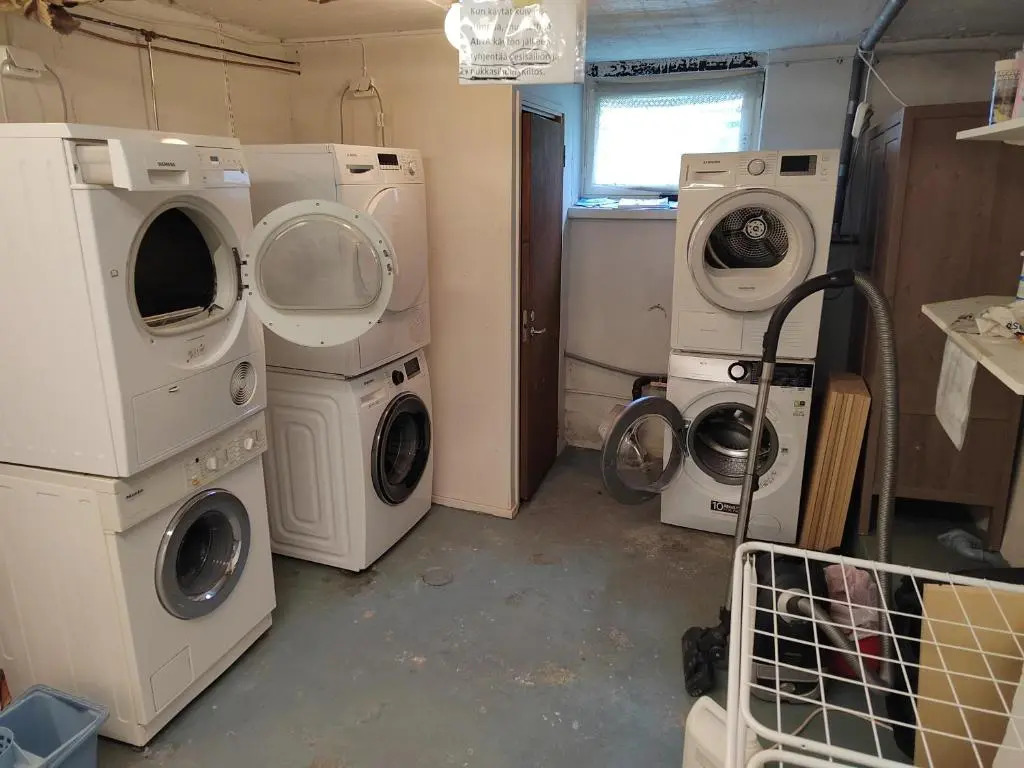 Kalle's unluxury guest house Aircon 15min city center by train