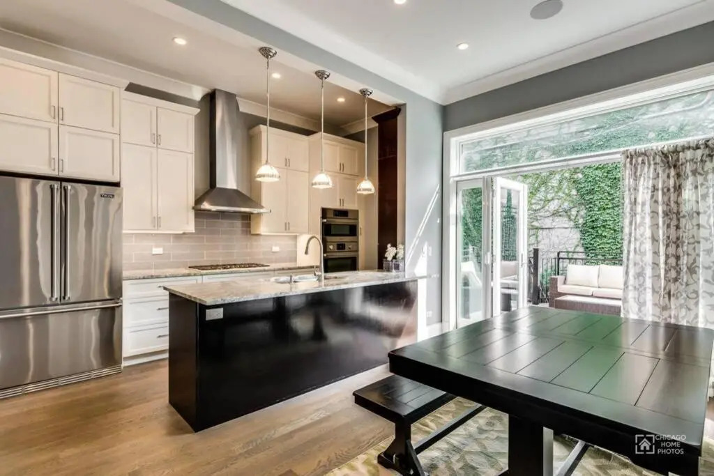 Gold coast villa with free parking garage sleeps 10
