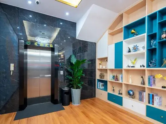 Empire Hotel (Haikou Guoxing RT-Mart Store)