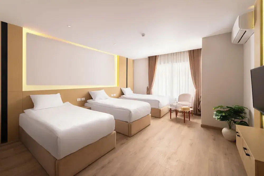 Elegance Grand City Hotel