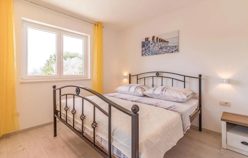 Nice Home in Vodnjan with Hot Tub, WiFi & 4 Bedrooms