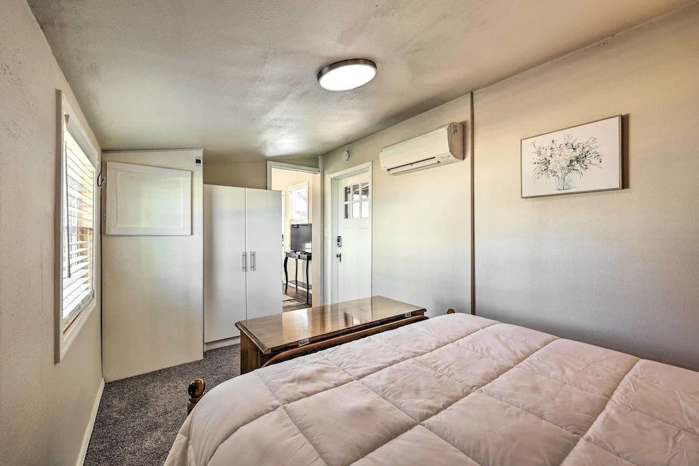 1 Mi to Dtwn Rogers: Convenient Getaway w/ Patio