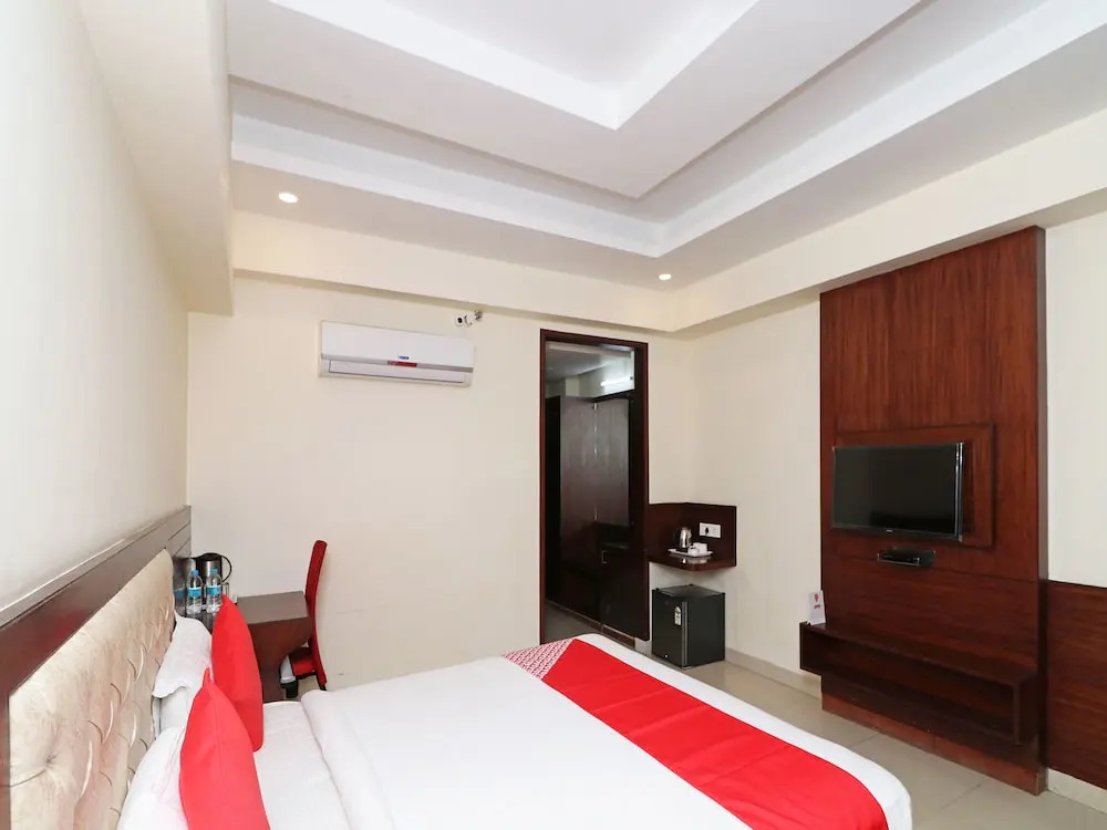OYO 12823 Hotel Pearl Avenue