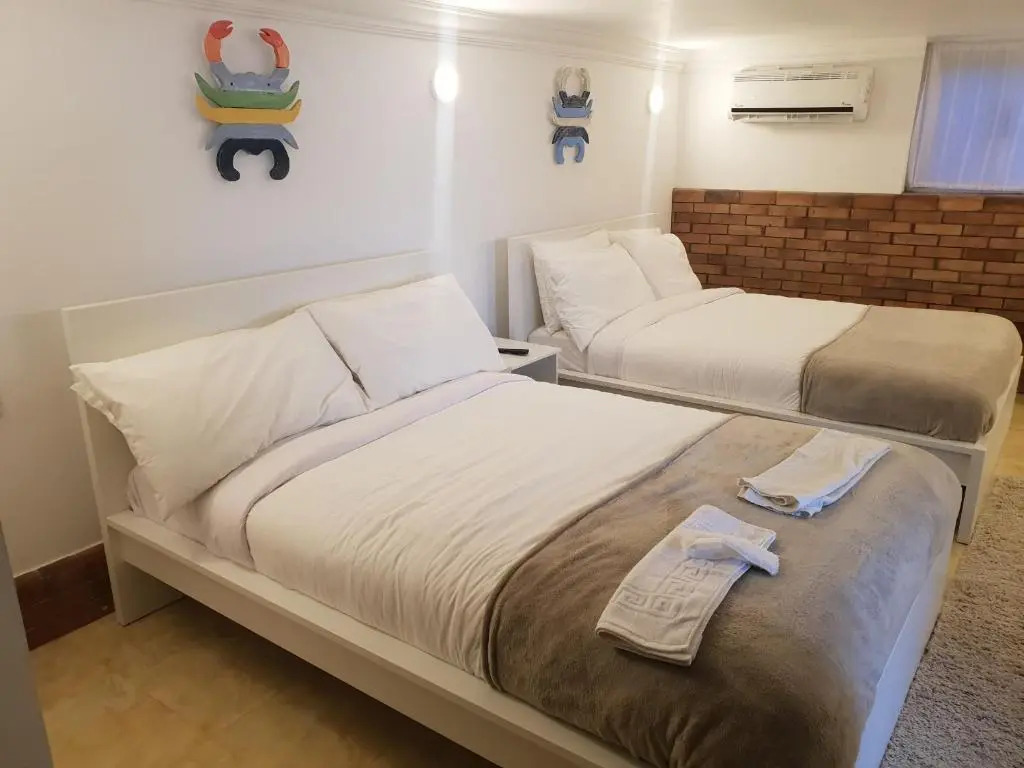 One Bedroom Chalet on old sheraton rd ground floor with garden and sea view