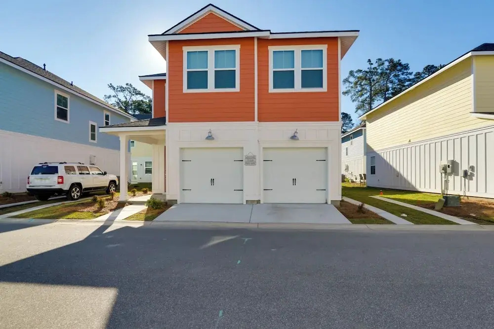 Colorful Myrtle Beach House: 2 Mi to Beaches!