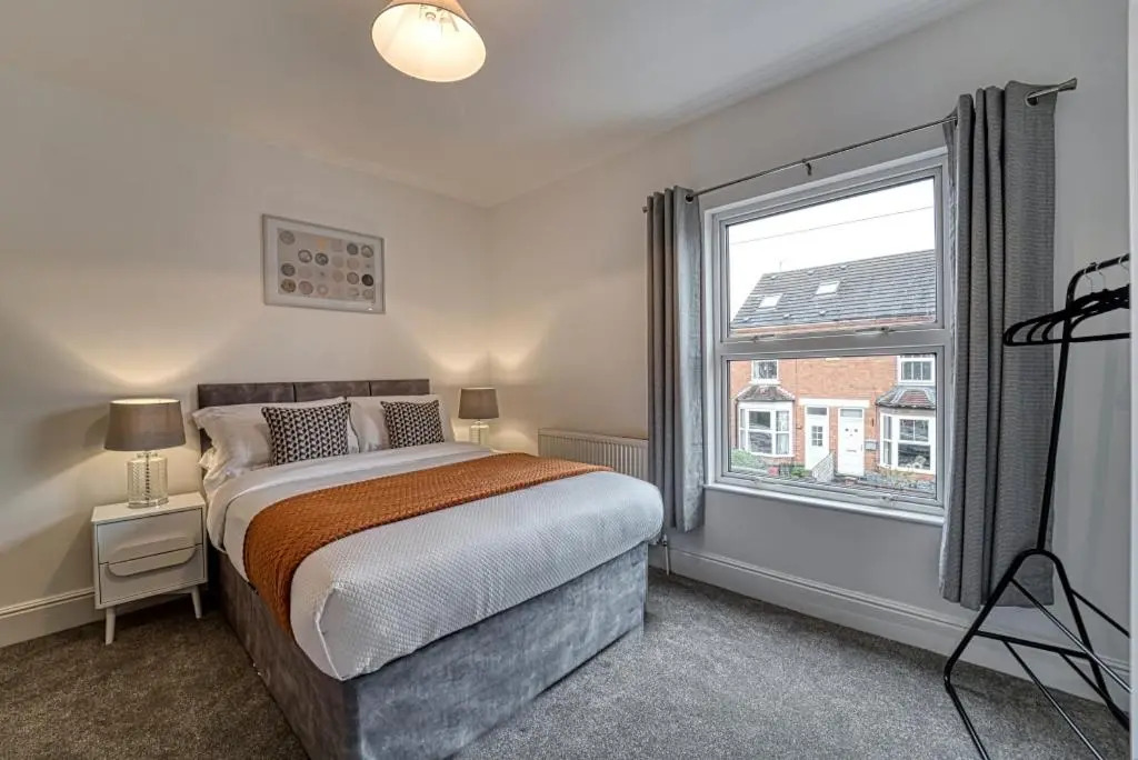 Stylish 2 Bedroom House with Patio