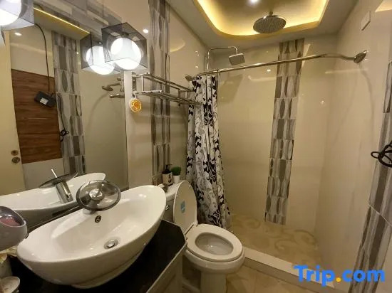 Exquisite Condo Unit in Eastwood 1.5 BR, 5 Beds