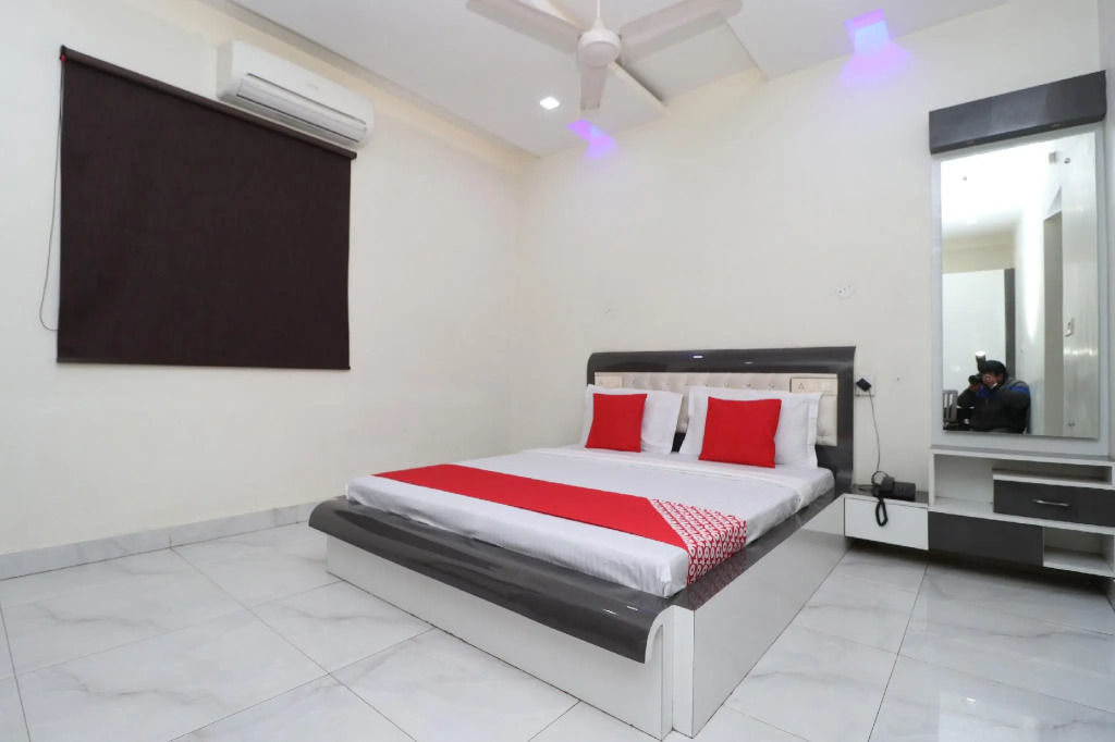 OYO 29637 Hotel Kakkar