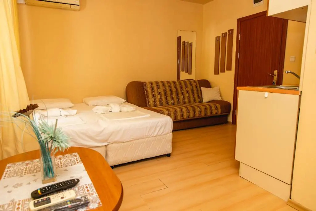 Compact studio with an indoor pool near Cacao Beach
