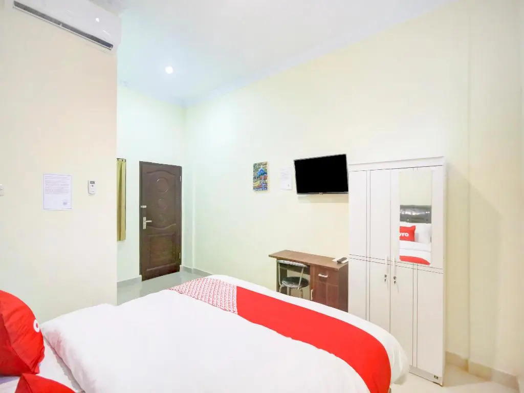 RedDoorz at Golden Gateway Medan
