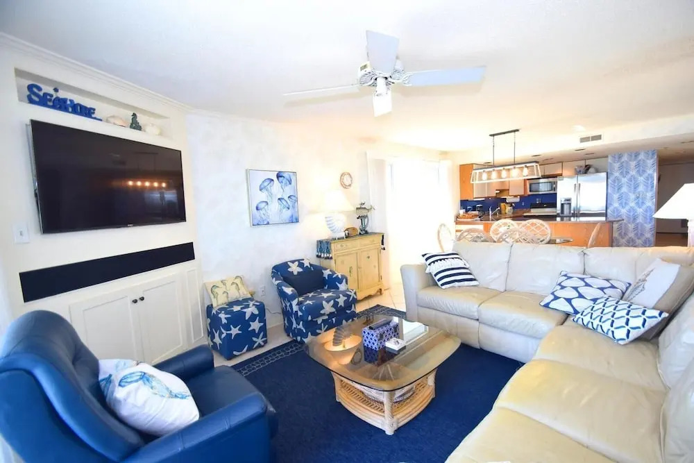 Sungate 401 3 Bedroom Condo by RedAwning