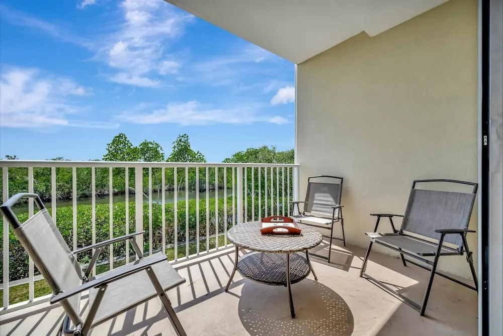 Mangrove View 2BR - Pool Hot Tub Gym Access