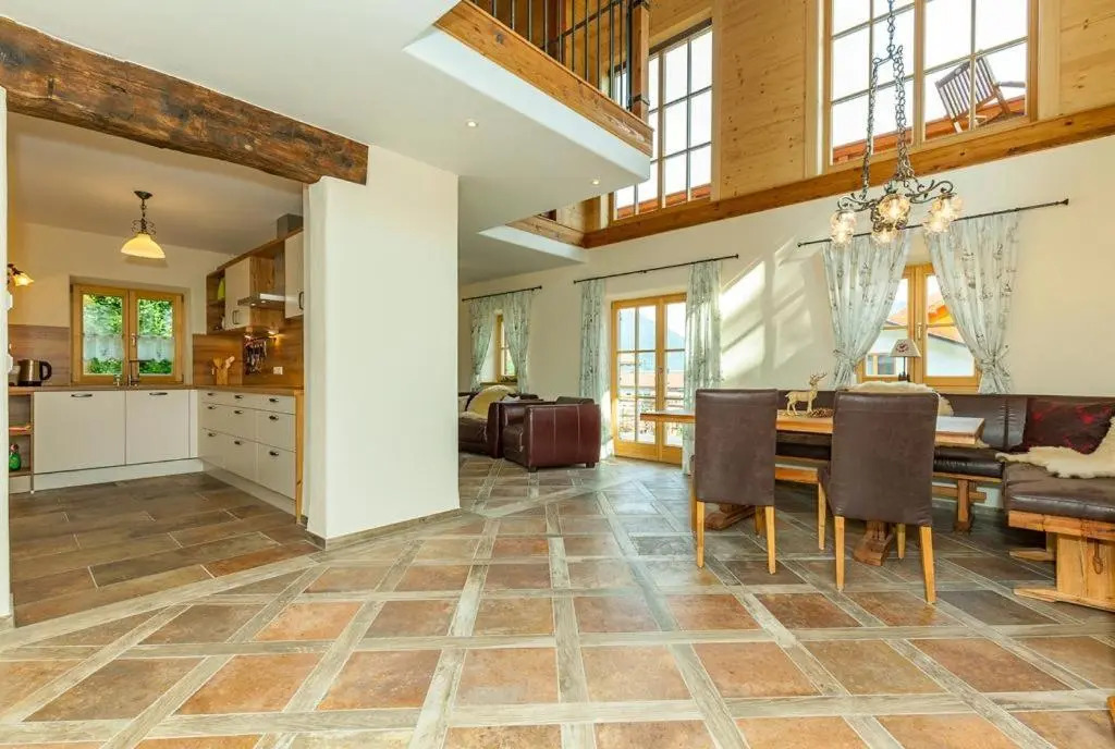Chalet unter weissblauem Himmel
