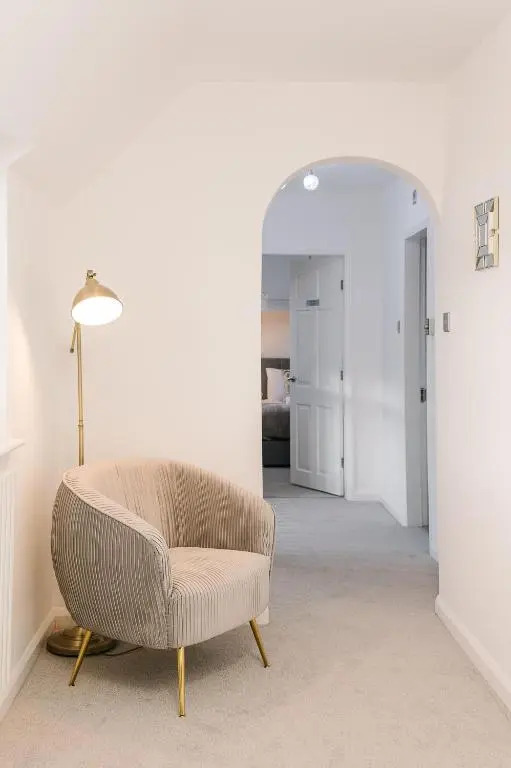 The White House - Grand & Spectacular 5-bed, sleeps 14- Central Solihull, NEC, JLR, HS2, Resorts World, Airport