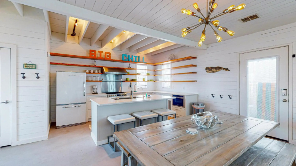 TP5 5BR Townhome, Shared Pool, In Town, Near Beach