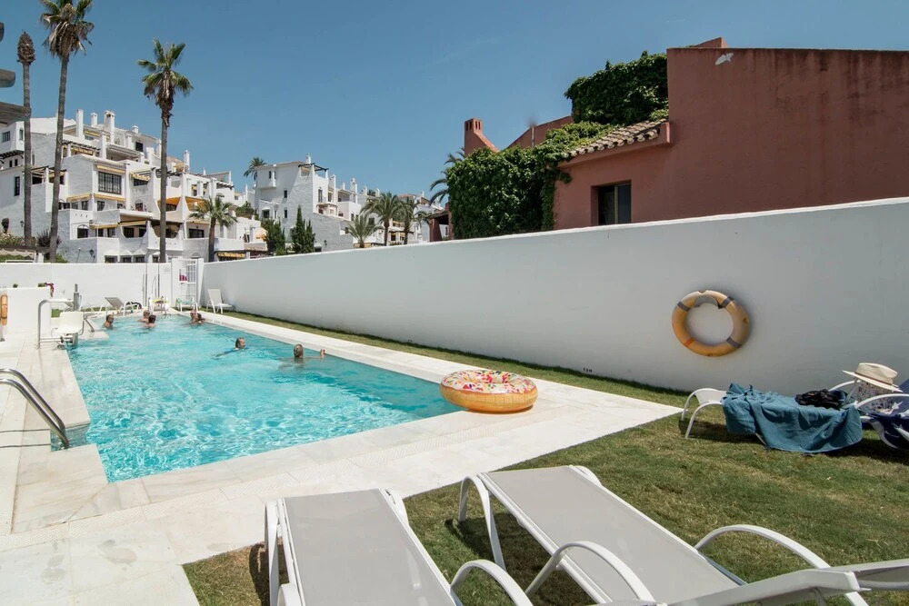 IVY- Fantastic 3 bedroom apt with private garden