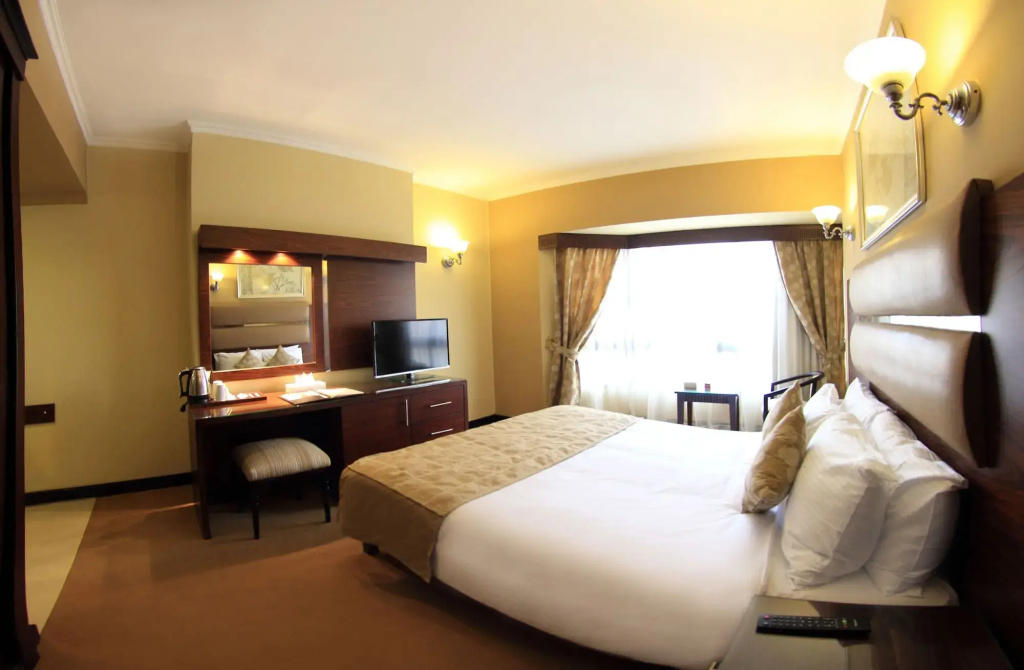 Отель Pyramisa Suites Hotel Cairo