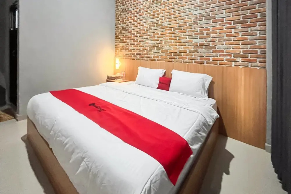 RedDoorz Plus at New Favour Hotel Gunung Dempo