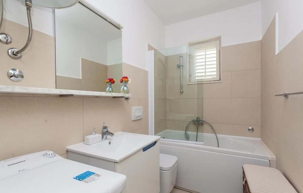 Stunning Home in Zaton Mali With Wifi and 4 Bedrooms