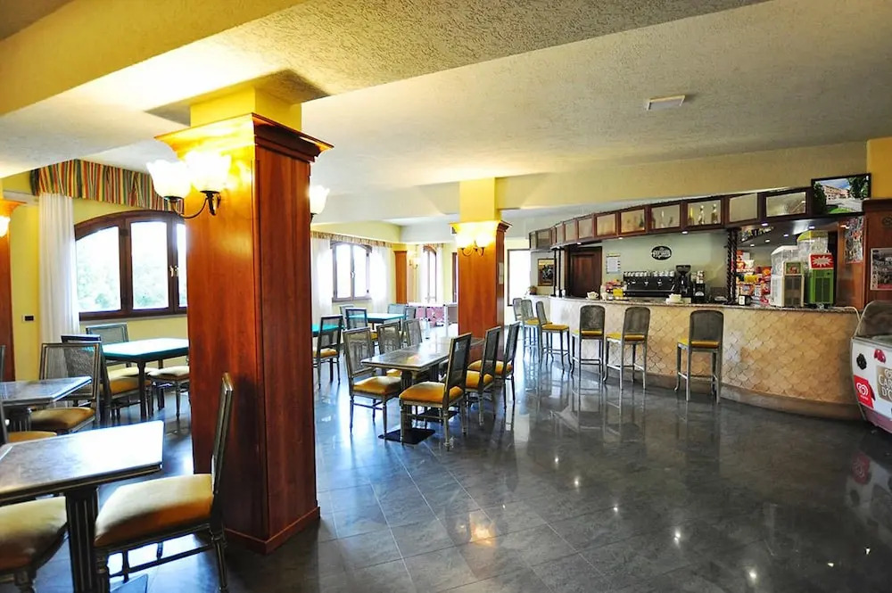 Leo Hotel