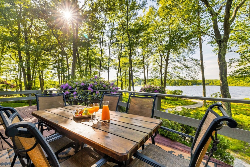 Lakefront Poconos Retreat w Hot Tub Dog Friendly