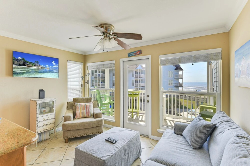 Seascape 1214 Studio Bedroom Condo by RedAwning