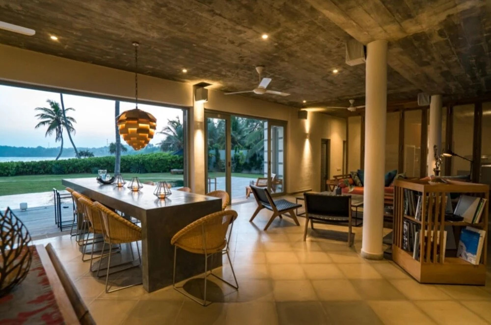Modern Beach Villa With Roof Garden