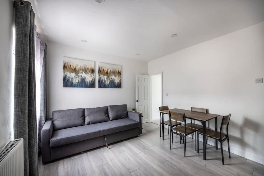 3bedroom 2 Bathroom House-free Parking 5 Beds