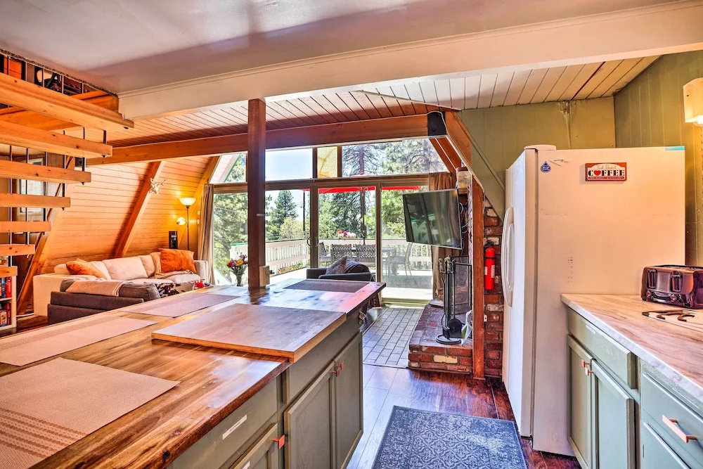 Running Springs A-frame w/ Deck & Mtn Views!