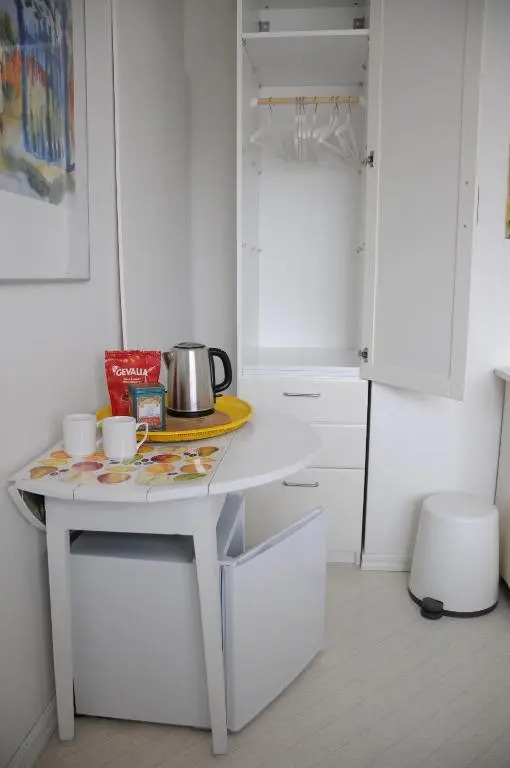 Ljust boende, egen ingång och trädgård i centrum