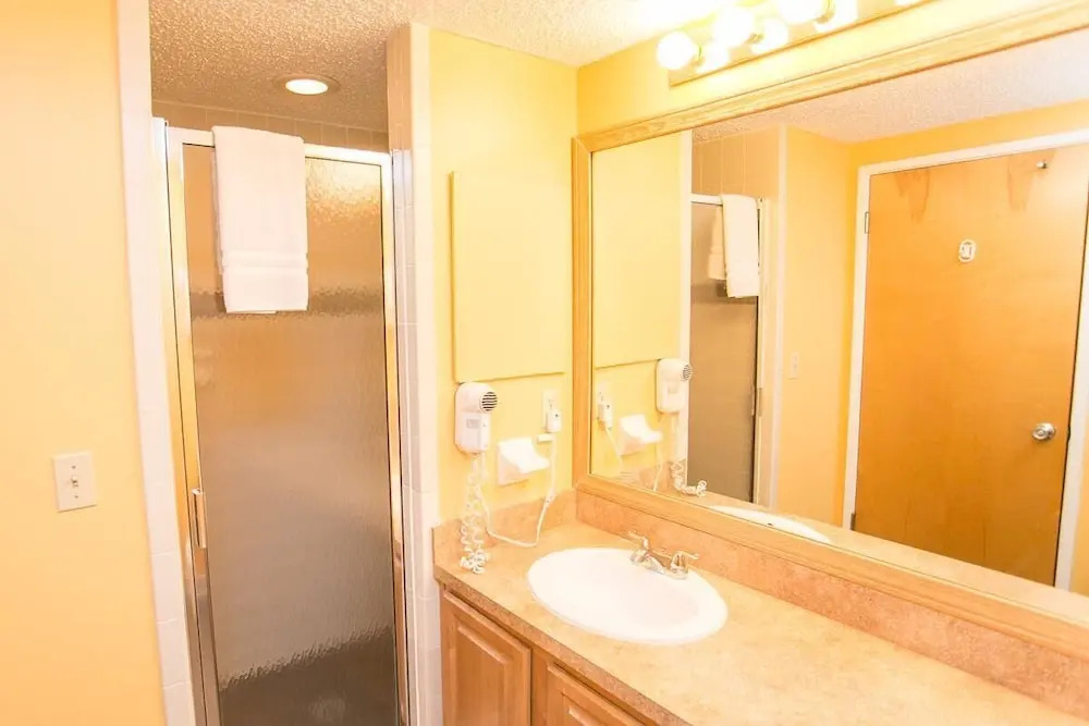 Hibiscus E204 Free Activities, Oceanfront, Wifi, 3 Pools