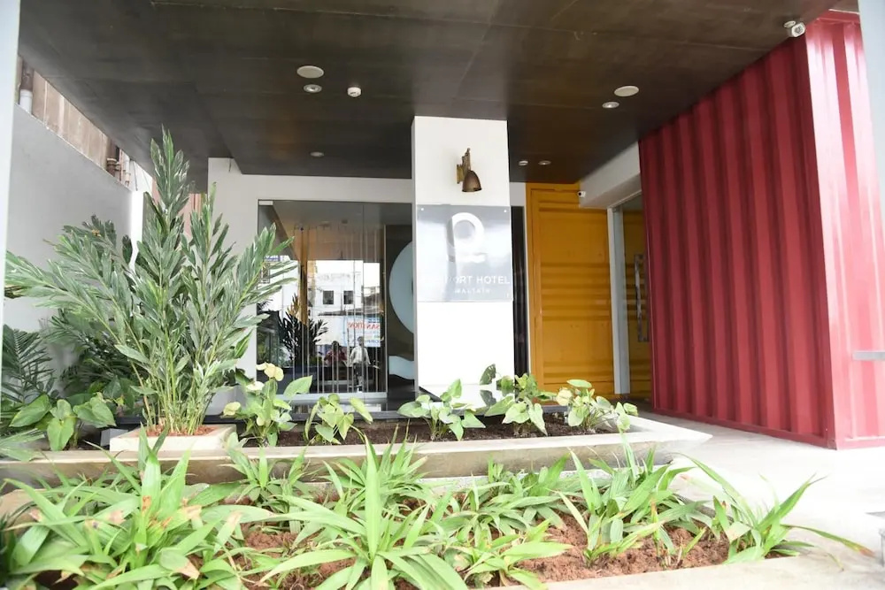 OYO 1447 The Port Hotel