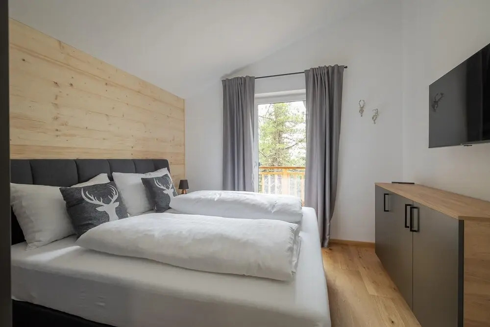 Ski-in Chalet With hot tub and Sauna