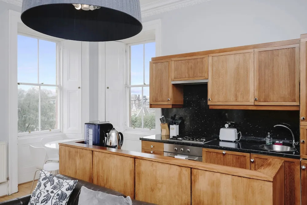 JOIVY Bright 2Br Apt W/ Stunning View, Next To Edinburgh Castle
