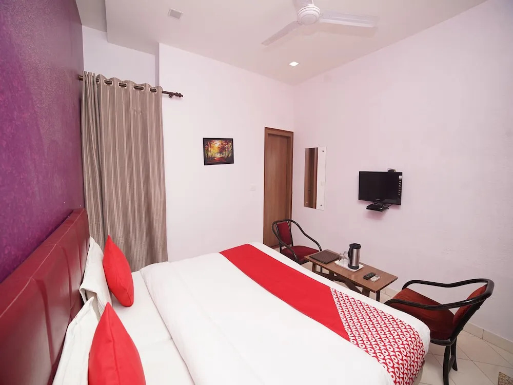 Oyo 7872 Amber Hotel