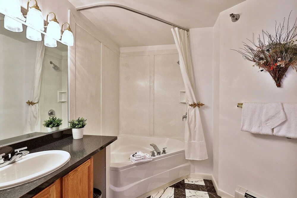 The Birch Ridge: Blue Velvet Room #10 - Queen Suite In Killington, Vermont. Hot Tub. Lounge. 1 Bedroom Home