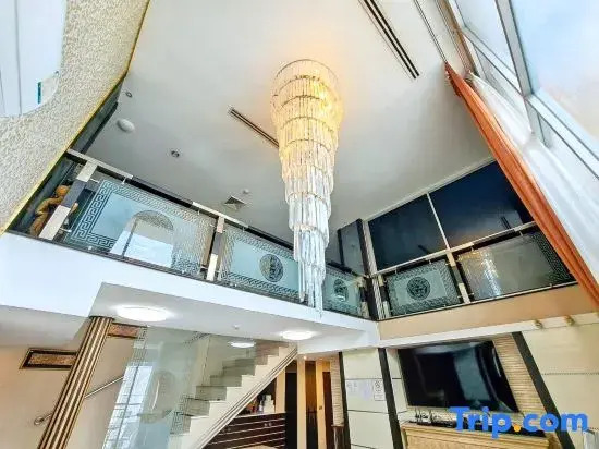 Luxurious 5-Bedroom Condo in Central Bangkok with Rooftop Pool