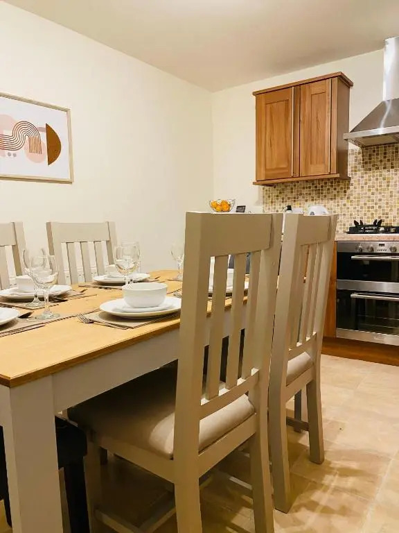 Cheerful home near City Centre,Station& RaceCourse