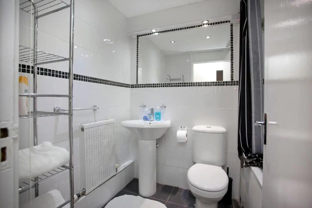 Victoria Centre 2 Bedroom Apartments with 4 Beds in Victoria Centre Shopping Centre - Nottingham City Centre - 24 hour access - Most Central Location - Full Kitchen - Opposite Hilton - Parking for Cars or Vans from Five pounds a day - Sunday 1pm Check-out