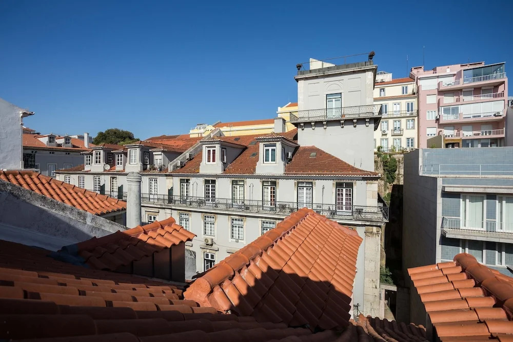 Alecrim 4 · Bright Tailor Made in the Heart of Lisbon