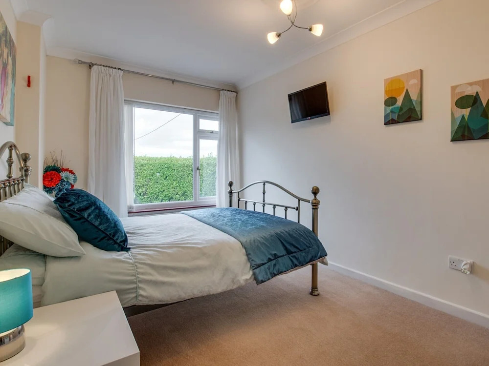Detached Holiday Home With Cosy Interior, Large Garden and Unique BBQ hut