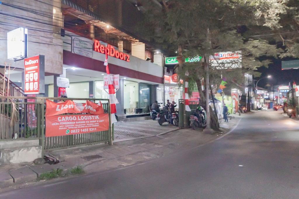 RedDoorz Syariah at Cigadung Raya Street