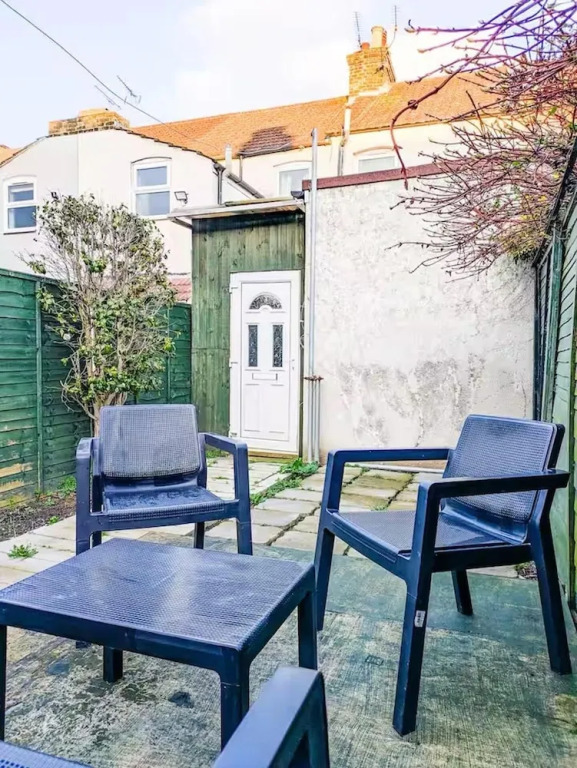 Sleeps 6 - Parking - Garden - Wifi - Bbq