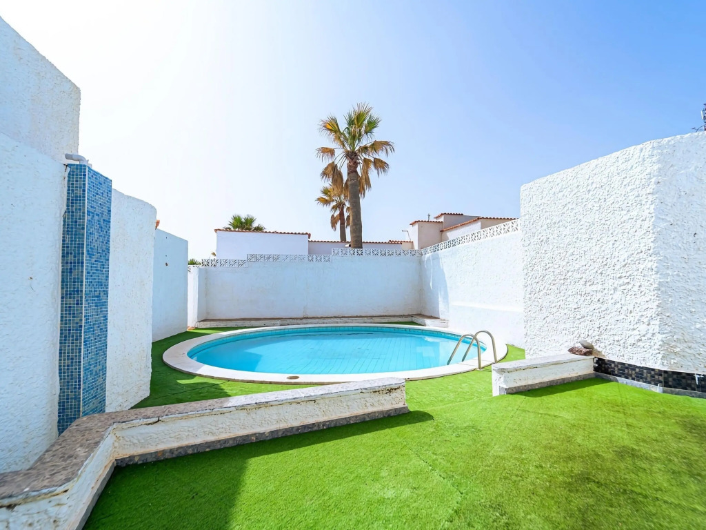 Enticing holiday home in Arico El Nuevo with outdoor pool